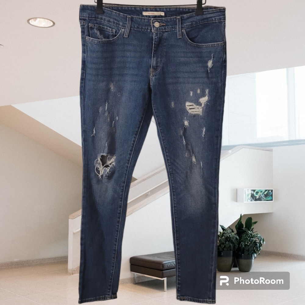 Levis 711 Skinny medium wash distressed stretch mid-rise sz 31